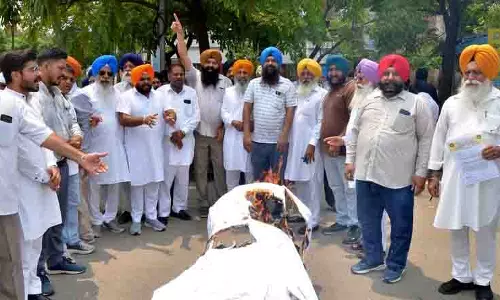 SAD ने मजीठिया की गिरफ्तारी का विरोध किया, सीएम का पुतला फूंका