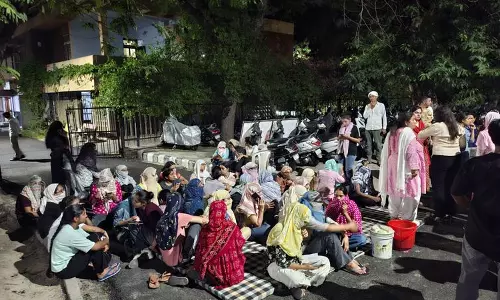 एचएयू छात्रावास मेस में प्रवेश न मिलने पर छात्राओं ने किया प्रदर्शन