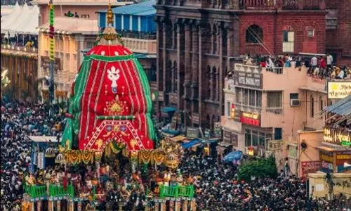 पुरी में रथ यात्रा शुरू होने के एक दिन बाद देवताओं के रथ ‘मौसी के घर’ पहुंचे पुरी में रथ यात्रा शुरू होने के एक दिन बाद देवताओं के रथ ‘मौसी के घर’ पहुंचे