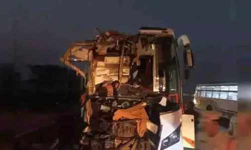 Adilabad के बाजारहाथनूर के पास निजी बस पलटने से 25 यात्री घायल