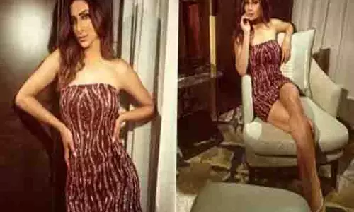 शॉर्ट शिमरी ड्रेस में छाई Mouni Roy, तस्वीरें पर फिदा हुए फैंस