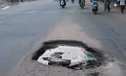 सीवेज लाइन फटने से Koyambedu-Thirumangalam रोड पर गड्ढा हो गया सीवेज लाइन फटने से Koyambedu-Thirumangalam रोड पर गड्ढा हो गया
