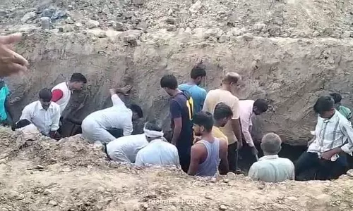 मिट्टी धंसने से मची अफरातफरी, मृतकों में तीन महिलाएं शामिल, बचाव जारी