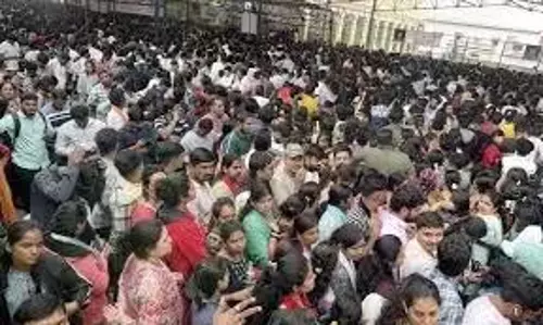 Telangana: देवी दुर्गा को आषाढ़ साड़ियां चढ़ाने के लिए उमड़े श्रद्धालु Telangana: देवी दुर्गा को आषाढ़ साड़ियां चढ़ाने के लिए उमड़े श्रद्धालु