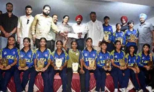 Ludhiana क्रिकेट एसोसिएशन ने अंडर-19 टीम की महिला सदस्यों को दूसरे स्थान पर रहने पर सम्मानित किया Ludhiana क्रिकेट एसोसिएशन ने अंडर-19 टीम की महिला सदस्यों को दूसरे स्थान पर रहने पर सम्मानित किया