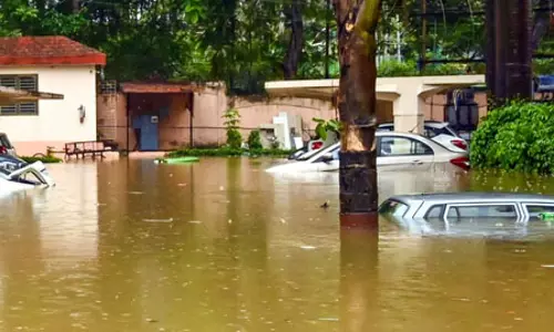भारी बारिश से स्कूल जलमग्न, 162 बच्चे छत पर फंसे रहे भारी बारिश से स्कूल जलमग्न, 162 बच्चे छत पर फंसे रहे