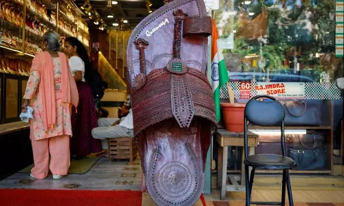 Editor: कोल्हापुरी चप्पलों की जड़ों को पहचानना
