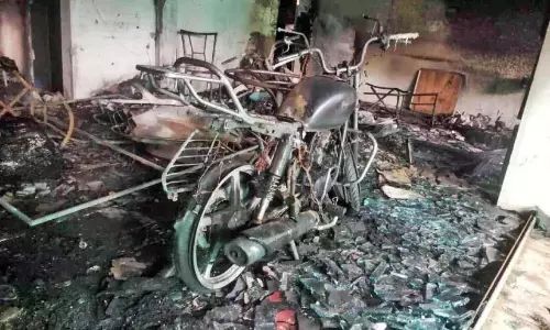 Kerala : मावूर में दोपहिया वाहन शोरूम में भीषण आग, सात वाहन जलकर खाक Kerala : मावूर में दोपहिया वाहन शोरूम में भीषण आग, सात वाहन जलकर खाक