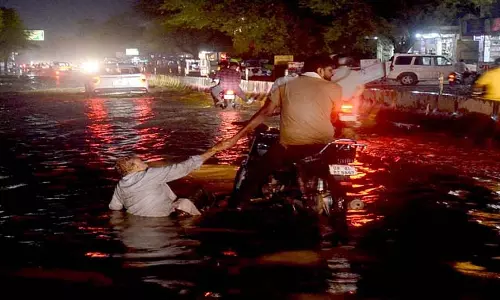 Aligarh : बारिश से घुटनों तक भरा पानी, गड्ढे में गिरा बाइक सवार Aligarh : बारिश से घुटनों तक भरा पानी, गड्ढे में गिरा बाइक सवार