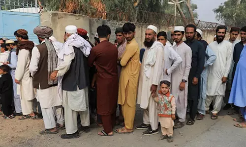 Iran: इज़रायली हमलों में मारे गए कमांडरों और वैज्ञानिकों के जनाज़े में उमड़े हज़ारों