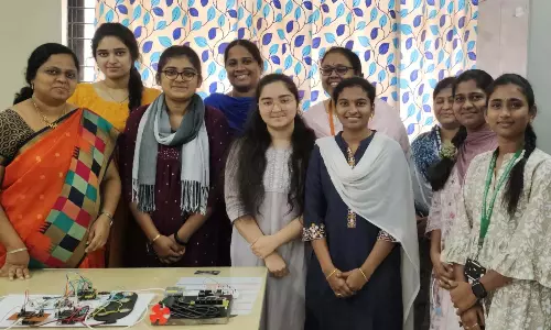 AU महिला इंजीनियरिंग छात्रों ने स्वास्थ्य-निगरानी इनसोल का पेटेंट कराया AU महिला इंजीनियरिंग छात्रों ने स्वास्थ्य-निगरानी इनसोल का पेटेंट कराया