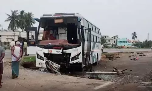 Andhra : बस बिजली के खंभे से टकराई बड़ा हादसा टला Andhra : बस बिजली के खंभे से टकराई बड़ा हादसा टला