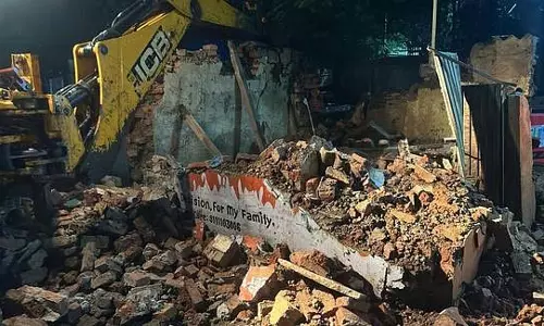 प्रशासन का बुलडोजर जर्जर इमारतों पर चला, 350 भवनों को किया गया ढहाया