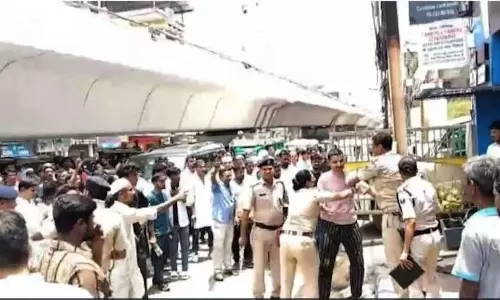 पिता के साथ लड़ाई कर रहा था बेटा, शांत करा रहे सब-इंस्पेक्टर पर टूट पड़ा