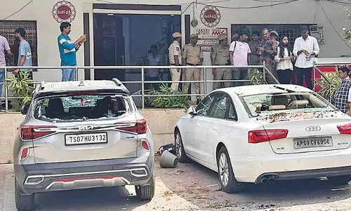 Hyderabad : भारतीय कार्यकर्ताओं ने महान्यूज टीवी चैनल के कार्यालय पर हमला किया