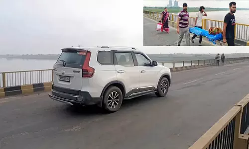 इंसानियत मर गई! एम्बुलेंस को रोका, विधायक की कार को जाने दिया प्रशासन ने इंसानियत मर गई! एम्बुलेंस को रोका, विधायक की कार को जाने दिया प्रशासन ने