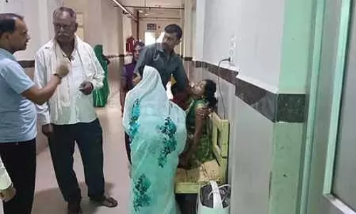 ऑक्सीजन न मिलने पर गई मरीज की जान, ग्रामीणों ने किया विरोध प्रदर्शन