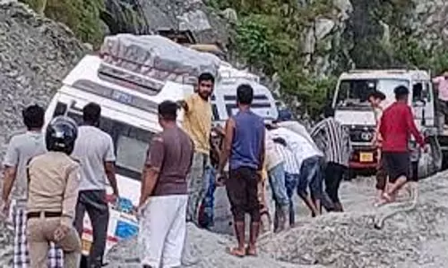 बदरीनाथ हाइवे सात घंटे तक बंद, 3000 श्रद्धालु फंसे, यात्री बेहाल बदरीनाथ हाइवे सात घंटे तक बंद, 3000 श्रद्धालु फंसे, यात्री बेहाल