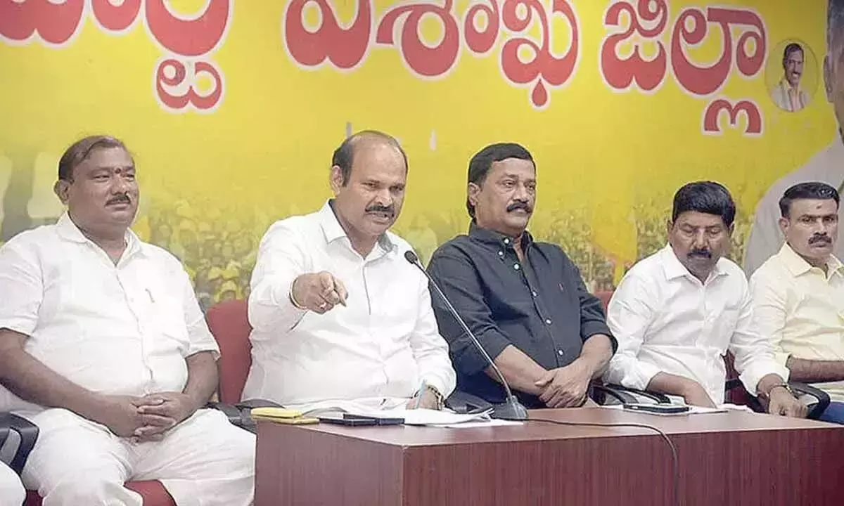 Andhra: मंत्री पार्थसारथी ने YSRCP नेताओं पर साधा निशाना