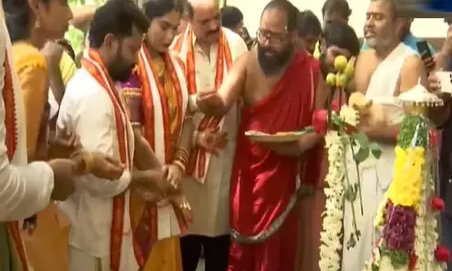 Vijayawada : हैदराबाद से विजयवाड़ा दुर्गम्मा तक महाकाली बोनम की पेशकश Vijayawada : हैदराबाद से विजयवाड़ा दुर्गम्मा तक महाकाली बोनम की पेशकश