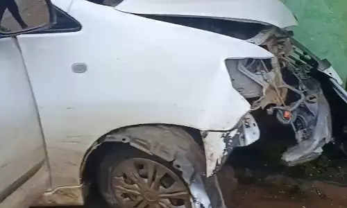 स्पीड दौड़ा रहे चालक ने घर में घुसा दी कार, 4 लोग घायल स्पीड दौड़ा रहे चालक ने घर में घुसा दी कार, 4 लोग घायल