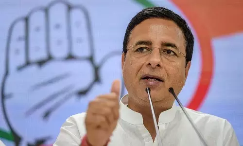 Karnataka में असंतोष और कैबिनेट फेरबदल की चर्चा के बीच कांग्रेस विधायकों से मिलेंगे सुरजेवाला