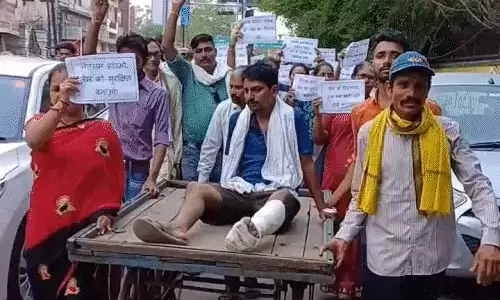 मौन प्रदर्शन रायपुर सेंट्रल जेल के सामने, मुंह पर काली पट्टी बांधे हुए थे प्रदर्शनकारी मौन प्रदर्शन रायपुर सेंट्रल जेल के सामने, मुंह पर काली पट्टी बांधे हुए थे प्रदर्शनकारी