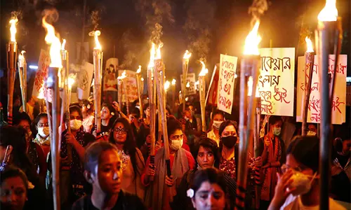 Bangladesh में हिंदू महिला से दुष्कर्म, 5 आरोपी गिरफ्तार Bangladesh में हिंदू महिला से दुष्कर्म, 5 आरोपी गिरफ्तार