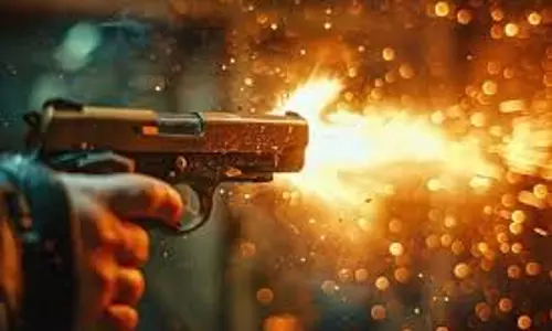 शराब के ठेके पर फायरिंग के बाद लूट, सेल्समैन से कैश लेकर फरार हुए बदमाश शराब के ठेके पर फायरिंग के बाद लूट, सेल्समैन से कैश लेकर फरार हुए बदमाश