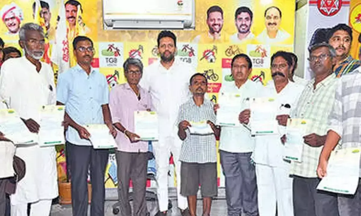 Andhra: मंत्री भरत ने CMRF चेक वितरित किए Andhra: मंत्री भरत ने CMRF चेक वितरित किए