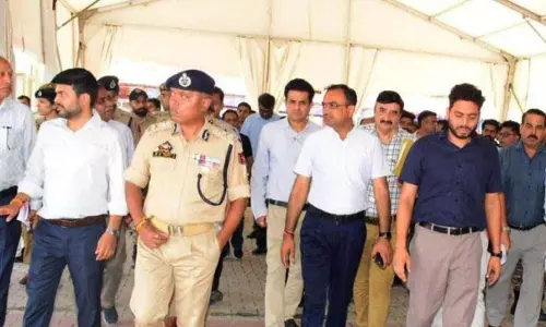 मंडलायुक्त, पुलिस महानिरीक्षक ने Bhagwati नगर रेलवे स्टेशन पर अंतिम व्यवस्था की समीक्षा की