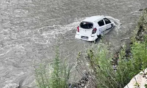 Himachal: पिन पार्वती नदी में कार गिरने से महिला और बेटी की मौत Himachal: पिन पार्वती नदी में कार गिरने से महिला और बेटी की मौत
