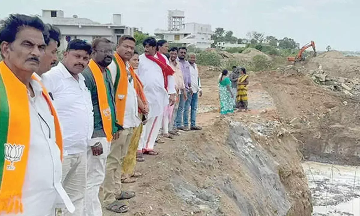 Telangana: भाजपा नेताओं ने मुन्नरू विस्थापितों से मुलाकात की