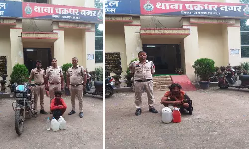26 लीटर कच्ची महुआ शराब जब्त, दो गिरफ्तार 26 लीटर कच्ची महुआ शराब जब्त, दो गिरफ्तार