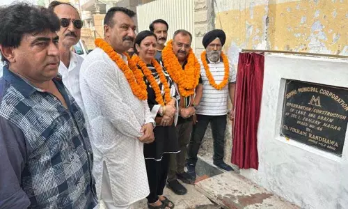 Jammu: रंधावा ने किया गलियों-नालियों का उद्घाटन Jammu: रंधावा ने किया गलियों-नालियों का उद्घाटन