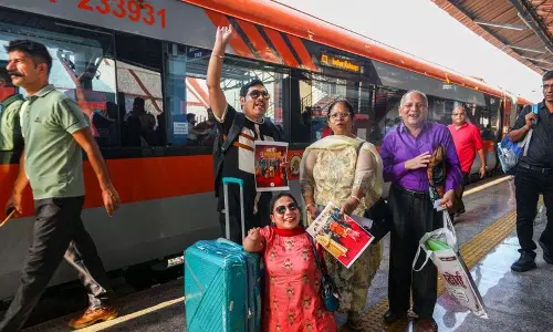 Jammu: कटरा-श्रीनगर मार्ग पर वंदे भारत ट्रेनों को जबरदस्त प्रतिक्रिया मिली Jammu: कटरा-श्रीनगर मार्ग पर वंदे भारत ट्रेनों को जबरदस्त प्रतिक्रिया मिली