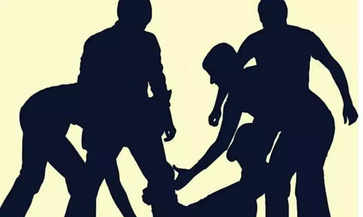 Karnataka: दूसरे समुदाय की महिला को लिफ्ट देने पर युवक पर हमला