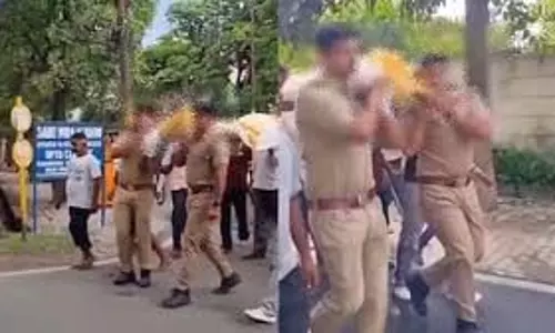 अर्थी को कंधा देते सिपाहियों का वीडियो वायरल, जांच के आदेश जारी अर्थी को कंधा देते सिपाहियों का वीडियो वायरल, जांच के आदेश जारी