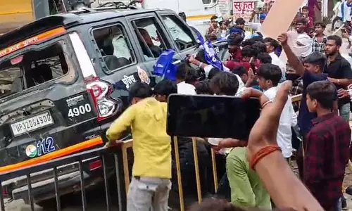नजरबंदी के विरोध में भीम आर्मी ने किया प्रदर्शन, पुलिस के वाहन क्षतिग्रस्त