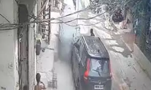 शराब के नशे में चालक की लापरवाही, हादसे में फंसा युवक और टूटी कई गाड़ियां