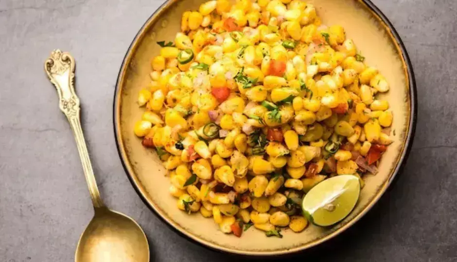 Corn Chaat: बिजी शेड्यूल के बीच भी बनाई जा सकती है यह डिश