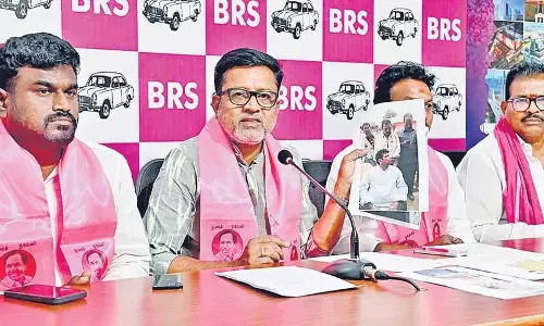 मंत्री श्रीधर बाबू एक महान अभिनेता मंत्री श्रीधर बाबू एक महान अभिनेता
