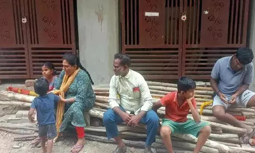 बलदिया अधिकारियों की लापरवाही.. सड़क पर फंसा दलित परिवार बलदिया अधिकारियों की लापरवाही.. सड़क पर फंसा दलित परिवार