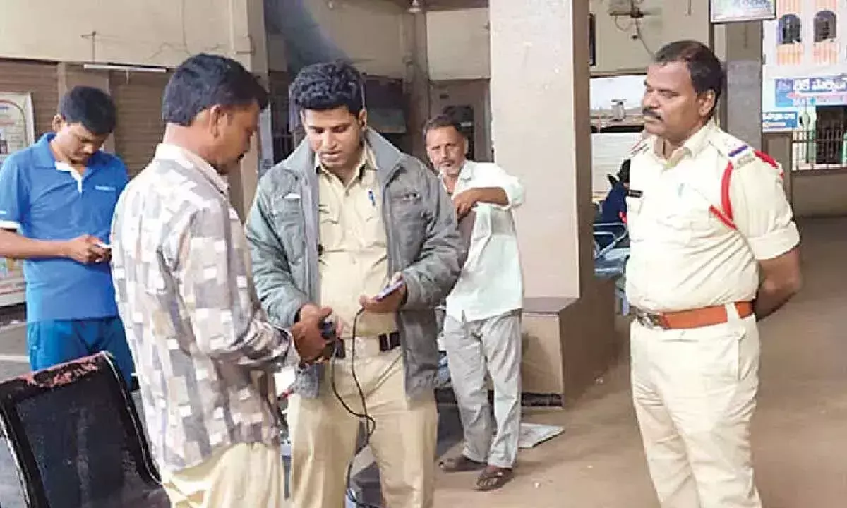 Andhra: पुलिस ने नांदयाल जिले में औचक निरीक्षण किया Andhra: पुलिस ने नांदयाल जिले में औचक निरीक्षण किया
