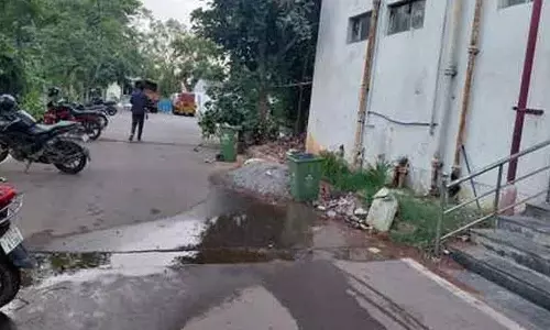 नगर निगम कार्यालय में ओवरफ्लो हो रहा सीवर का पानी.. अधिकारी कर रहे हैं अनदेखी