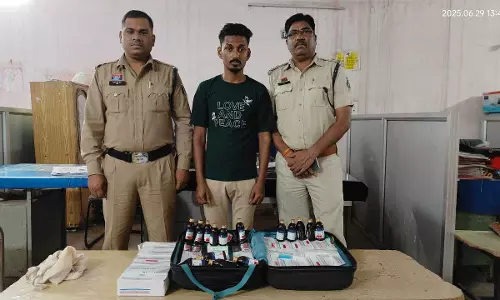 नशीली सिरप कोलकाता से लेकर रायपुर में बेचने ट्रेन से आया, तभी... नशीली सिरप कोलकाता से लेकर रायपुर में बेचने ट्रेन से आया, तभी...