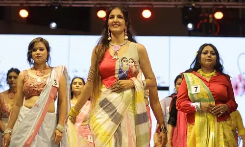 Indore : रैंप पर उतरीं दृष्टिहीन बेटियां, आत्मबल ने रौशन किया मंच Indore : रैंप पर उतरीं दृष्टिहीन बेटियां, आत्मबल ने रौशन किया मंच