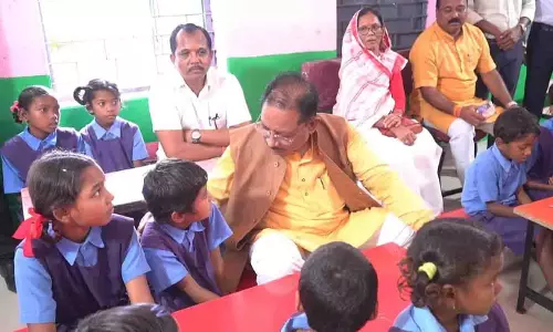 पढ़ाई ठीक से करना है न…मोबाइल ज्यादा नहीं देखना...मुख्यमंत्री साय नन्हें बच्चों के बीच बैठकर स्मार्ट क्लास-रूम से हुए रू-ब-रू
