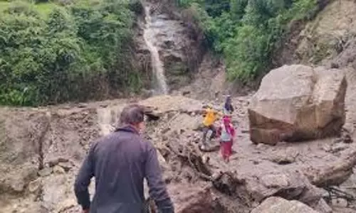 पांच जगहों पर 30 मीटर सड़क बहने से 850 यात्री फंसे, सुरक्षित निकाला गया