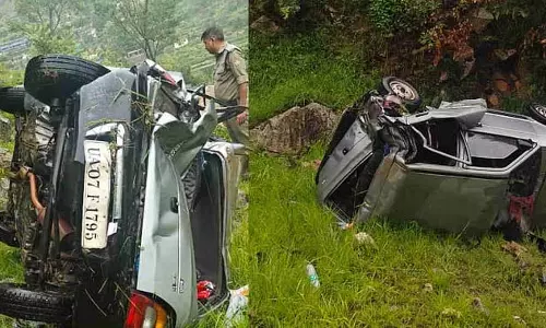 Tehri : कार अनियंत्रित होकर खाई में गिरने से यात्रियों में मचा कोहराम